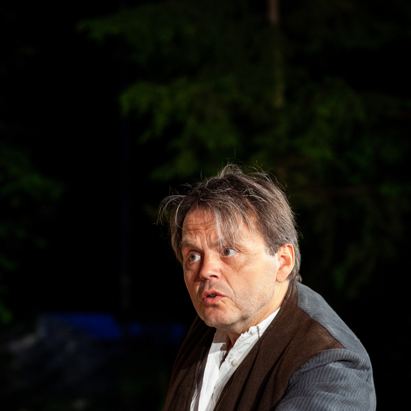 Franz Schnyders Geld und Geist · Freilichtspiele Moosegg · 2023
Rolle: Dorngrütter
Regie: Simon Burkhalter
Foto: Simon Schwab