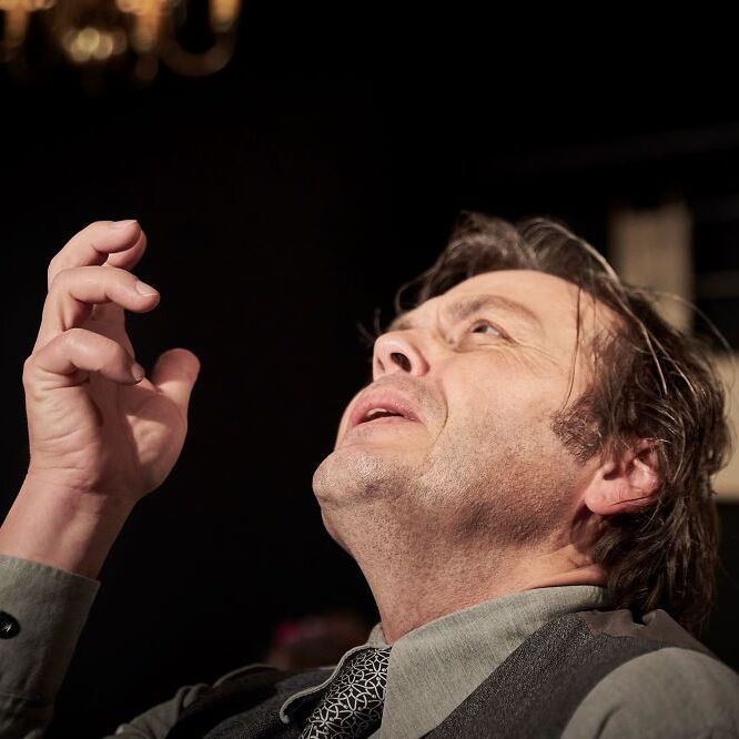 Chorprobe · Theater Matte · 2022
Rolle: Dirigent Werner
Regie: Gian Pietro Incondi
Foto: Rolf Veraguth