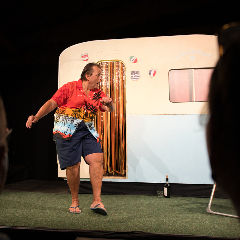 CAMPING FOREVER · 2026
Rolle: Maximilian
hof-theater.ch
Regie: Walter Stutz
Foto: Salvi Scianna