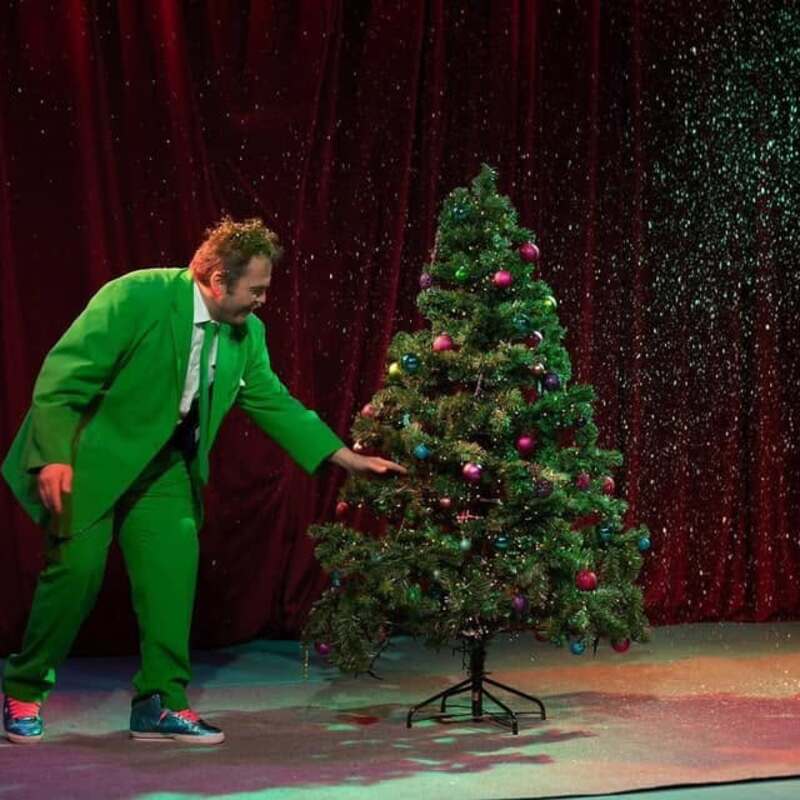 Bellis Weihnachtsvarieté  · 2019
Rolle: Grinch
Regie: Gasser/Belli
Foto: Barbara Bamberger